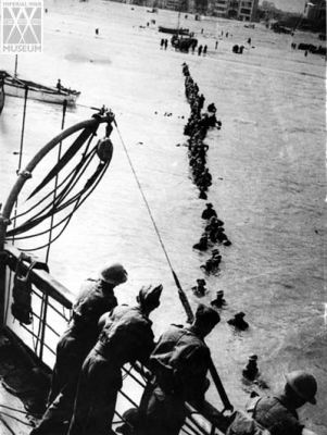 Evacuation at Dunkirk to the boat